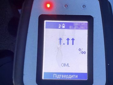 Алкотестер показав максимум: у Луцьку нетверезий водій вʼїхав у припарковане авто