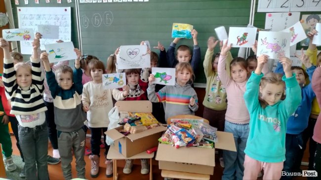 Луцькі школярі зібрали для військових понад 500 «торбинок для Перемоги»