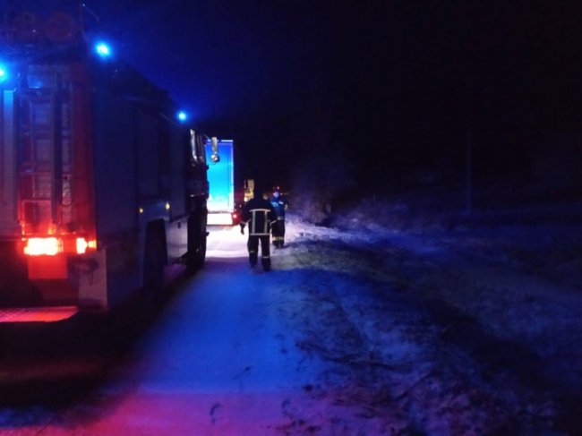 Через ожеледицю на дорозі Луцьк–Дубно застрягли 12 вантажівок. ФОТО