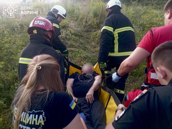 У селі біля Луцька авто з'їхало з дороги у болото, водія діставали рятувальники. ФОТО