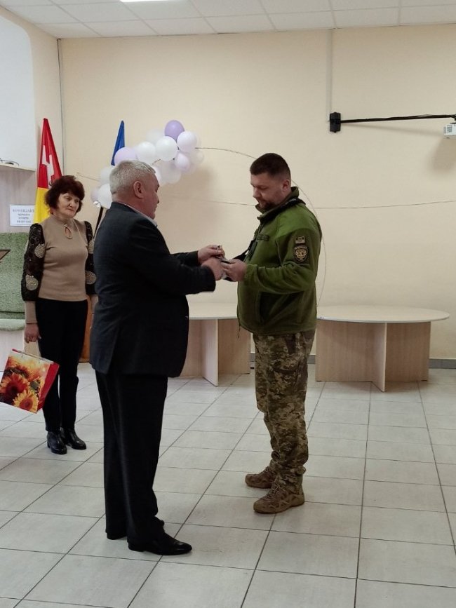 Воїн з Волині, який перебуває на лікуванні після поранення, отримав нагороду
