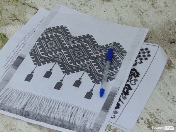 Під Луцьком патріотично розфарбували ще один в'їзний знак. ФОТО