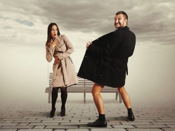 Луцьком розгулював оголений чоловік. ФОТО