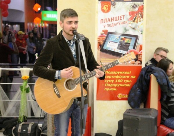 Пісенний флешмоб у луцькому  ЦУМі. ФОТО