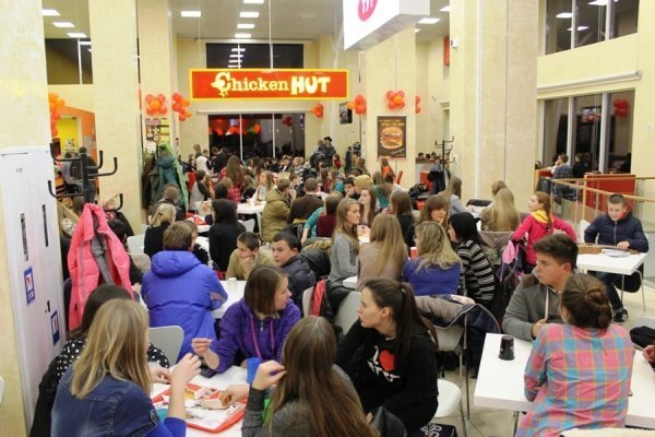 Пісенний флешмоб у луцькому  ЦУМі. ФОТО