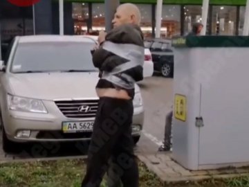 У Києві п'яного винуватця аварії відлупцювали й прив'язали до стовпа. ВІДЕО 