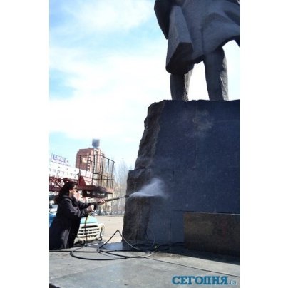 У Донецьку Леніна миють з шампунем. ФОТО