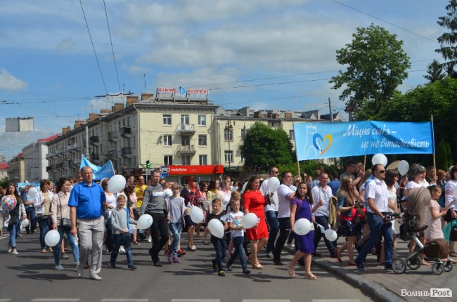Молодята, транспаранти, усмішки: Луцьком пройшов «парад щасливих родин»