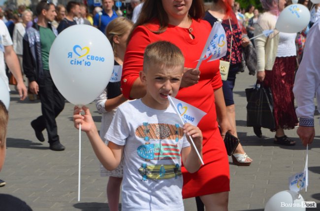 Молодята, транспаранти, усмішки: Луцьком пройшов «парад щасливих родин»