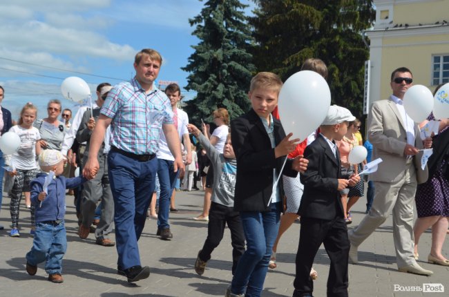 Молодята, транспаранти, усмішки: Луцьком пройшов «парад щасливих родин»