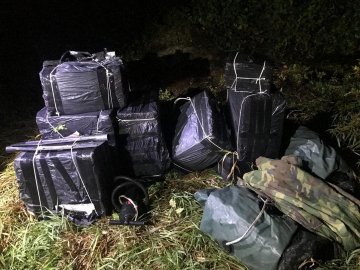 Волинські прикордонники знайшли в чагарнику човен та контрабандні цигарки. ФОТО
