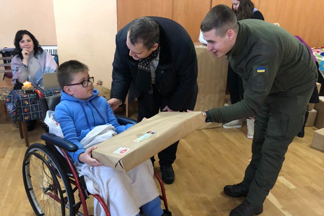 «Один хлопчик замовив у Миколая перемогу»: луцькі нацгвардійці влаштували свято для дітей у реабілітаційному центрі