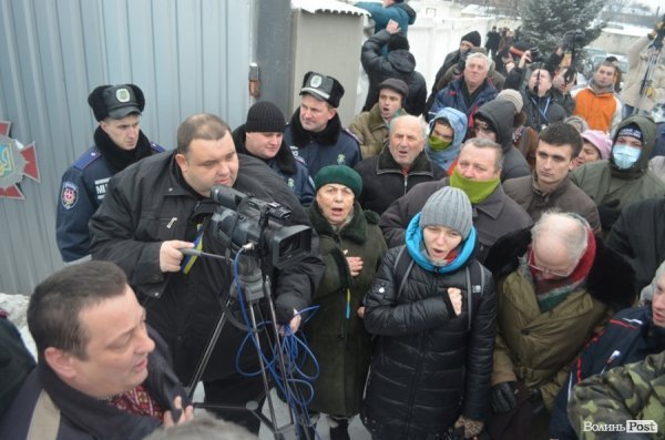 Блокування ВВшників у Луцьку: день другий. ФОТО