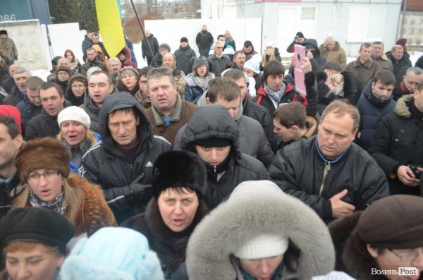 Блокування ВВшників у Луцьку: день другий. ФОТО