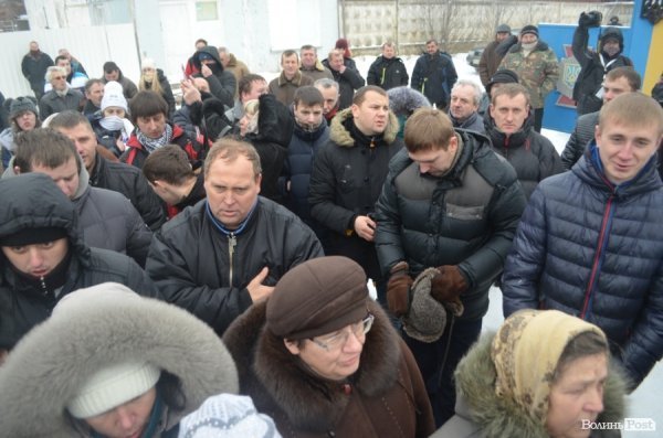 Блокування ВВшників у Луцьку: день другий. ФОТО