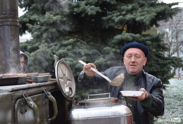 На луцькому Євромайдані гріють і годують. ФОТО