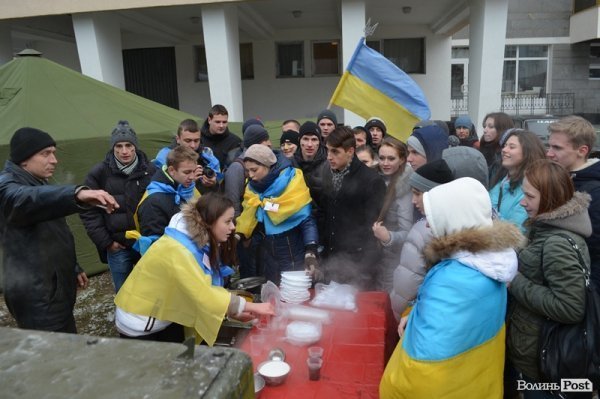 На луцькому Євромайдані гріють і годують. ФОТО