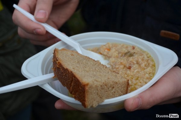 На луцькому Євромайдані гріють і годують. ФОТО