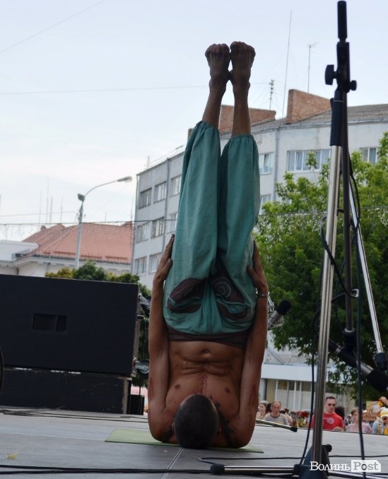 У центрі Луцька займалися йогою. ФОТО 