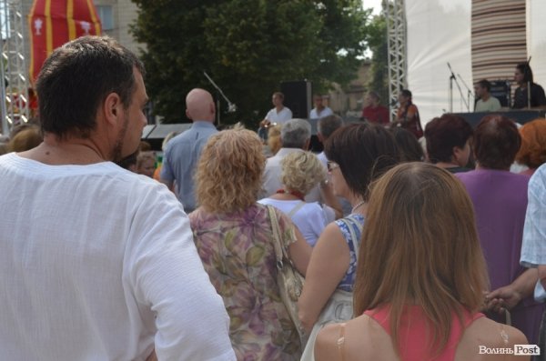 У центрі Луцька займалися йогою. ФОТО 