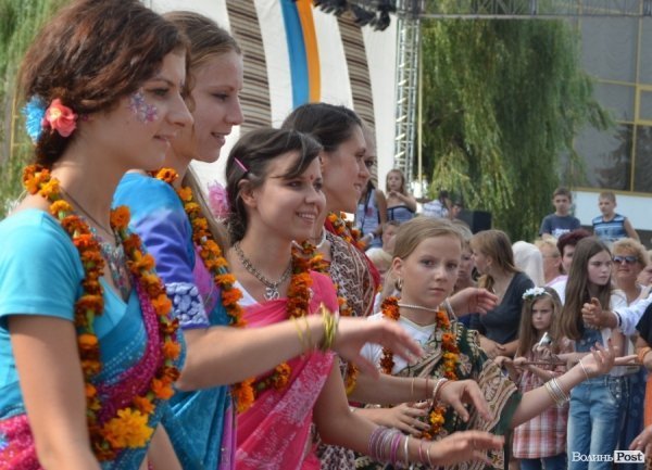 У центрі Луцька займалися йогою. ФОТО 