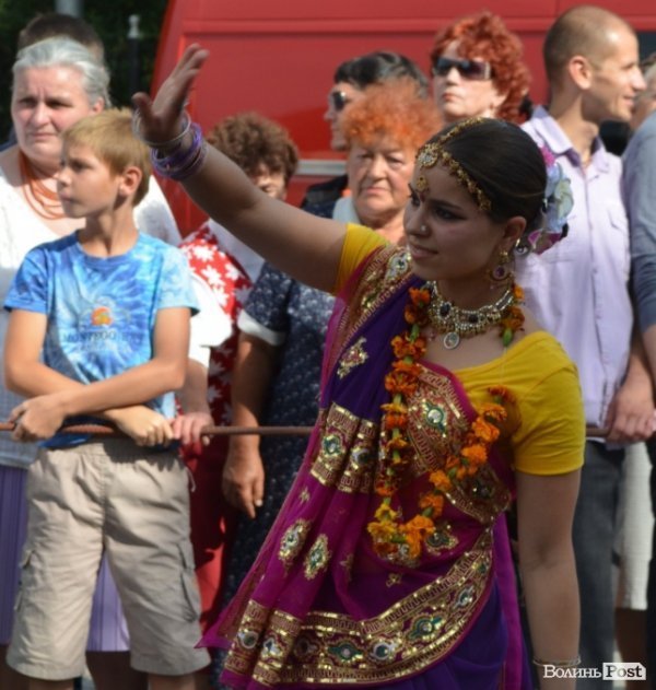 У центрі Луцька займалися йогою. ФОТО 