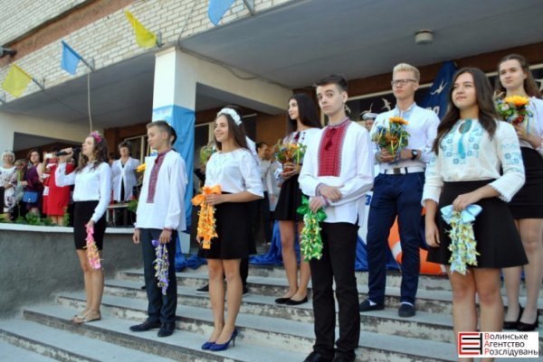 У Луцькій гімназії №21 пролунав перший дзвоник. ФОТО