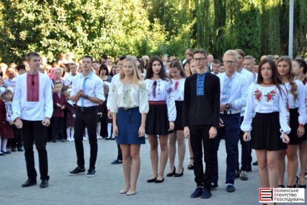 У Луцькій гімназії №21 пролунав перший дзвоник. ФОТО