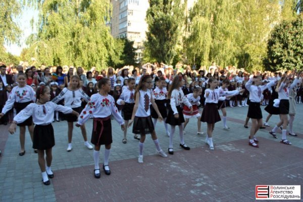 У Луцькій гімназії №21 пролунав перший дзвоник. ФОТО