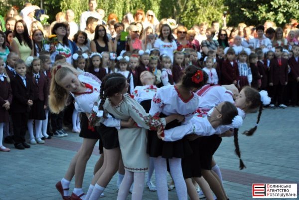 У Луцькій гімназії №21 пролунав перший дзвоник. ФОТО