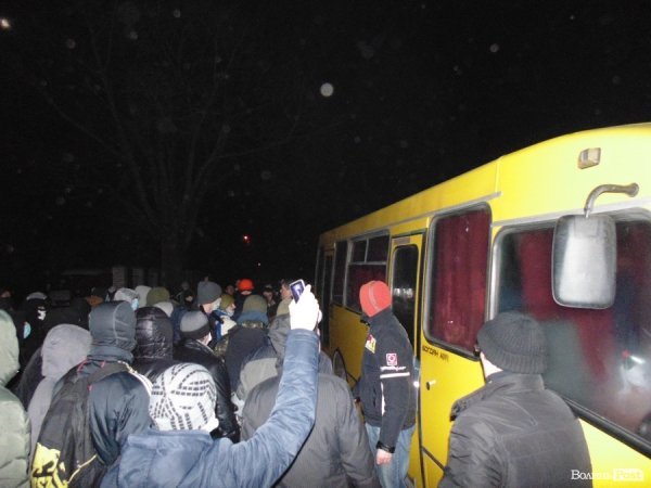 Бруківка, автомати та пробиті колеса: у Луцьку вночі пікетували міськвідділ міліції. ФОТО. ВІДЕО