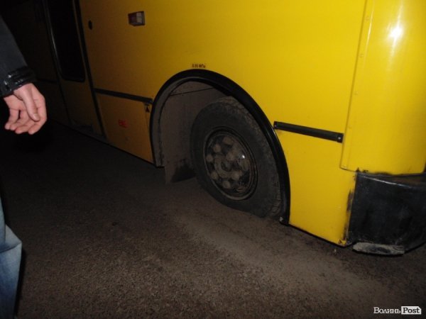 Бруківка, автомати та пробиті колеса: у Луцьку вночі пікетували міськвідділ міліції. ФОТО. ВІДЕО