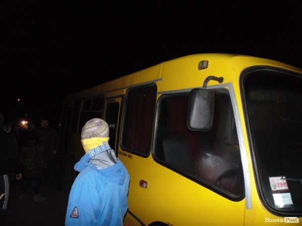 Бруківка, автомати та пробиті колеса: у Луцьку вночі пікетували міськвідділ міліції. ФОТО. ВІДЕО