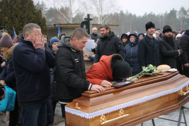 Подвійний біль: у селищі на Волині попрощалися з двома Героями Олександром Голодюком та Андрієм Міщуком