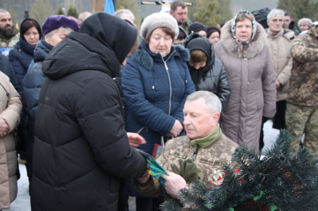 Подвійний біль: у селищі на Волині попрощалися з двома Героями Олександром Голодюком та Андрієм Міщуком