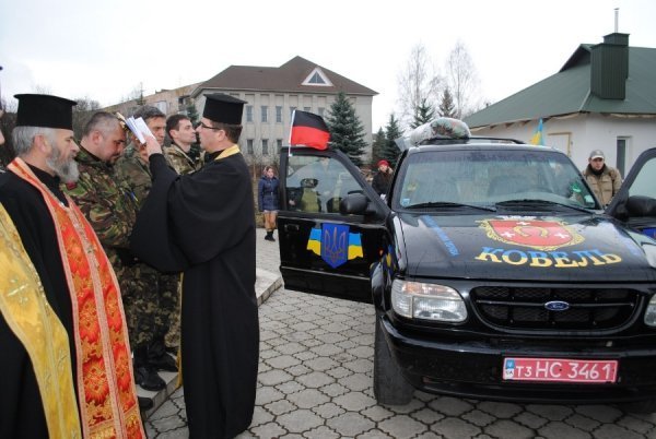 Віряни з Ковеля передали автомобіль бійцям 30 бригади