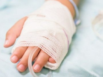 Дівчинку, яку у Луцьку порізала мати, виписали з лікарні 