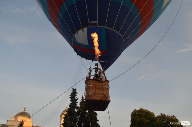 Гігантські кулі над вечірнім містом: у Луцьку – фестиваль «Aerosfera». ФОТО