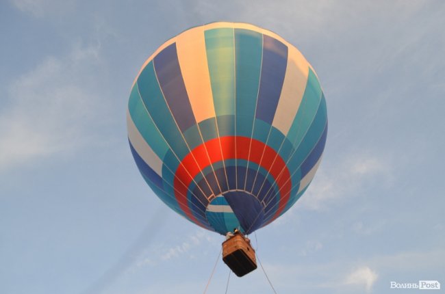 Гігантські кулі над вечірнім містом: у Луцьку – фестиваль «Aerosfera». ФОТО