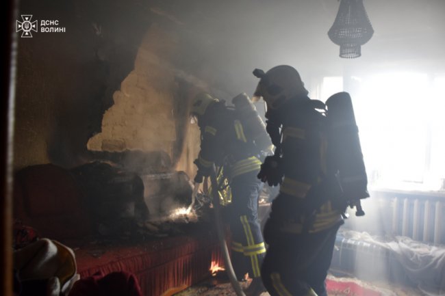 У Луцьку із охопленої пожежею квартири врятували  жінку