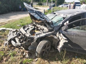 Після зіткнення легковик влетів у зупинку: загинула родина