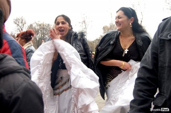 У центрі Луцька гуляли цигани. ФОТО