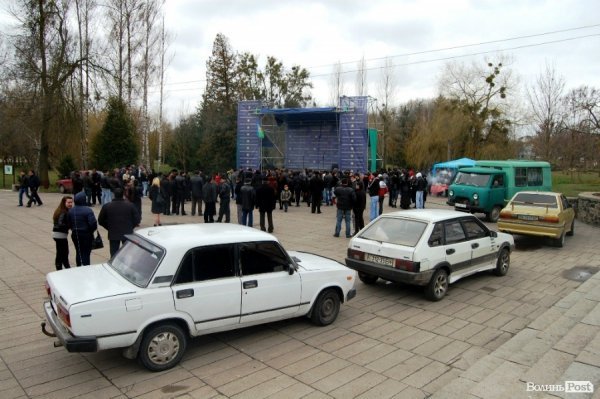 У центрі Луцька гуляли цигани. ФОТО