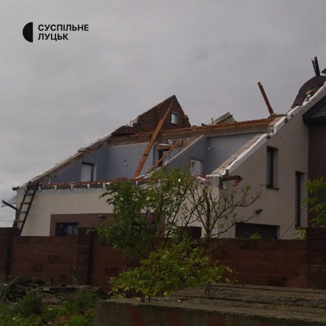 У Княгининку буревій позносив дахи з будинків 