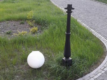 Вандали потрощили ліхтарі біля замку Любарта