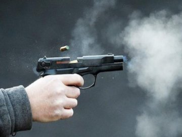 У Києві невідомий посеред вулиці обстріляв чоловіка