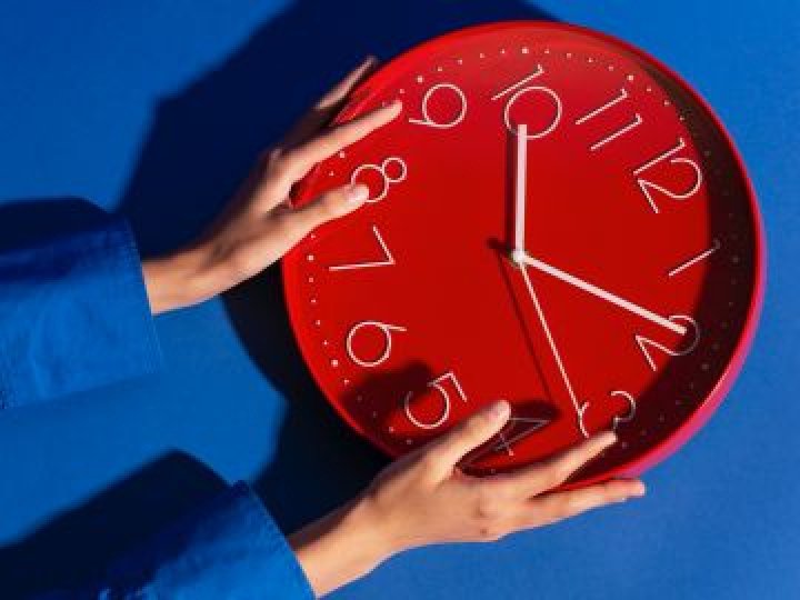 Перехід на зимовий час 2026 року: коли переводять годинники в Україні та чи спатимемо на годину довше