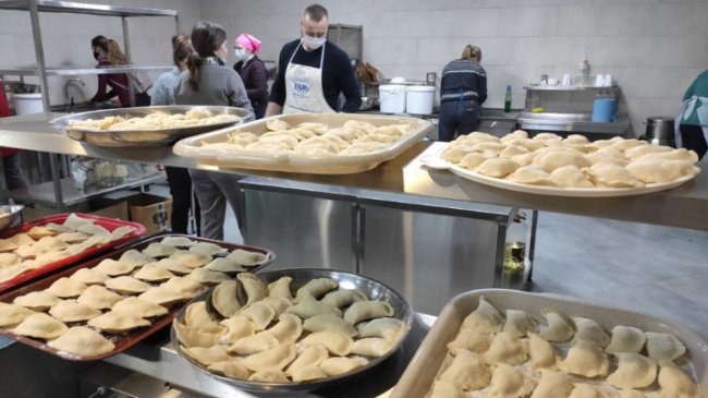 Волинські волонтери приготували смаколики бійцям на Схід