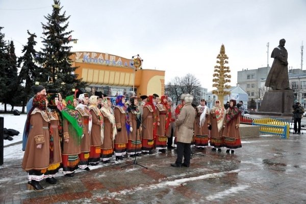 У центрі  Рівного встановили велетенський символ Різдва. ФОТО