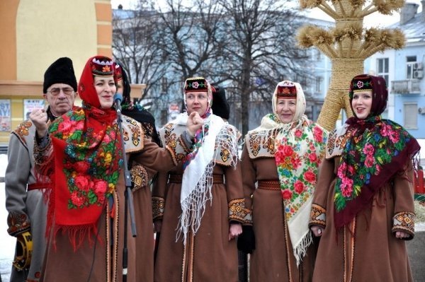 У центрі  Рівного встановили велетенський символ Різдва. ФОТО